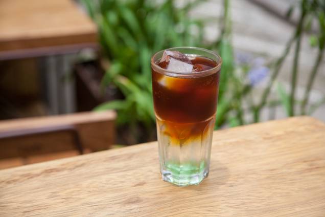 Kriptônica: sem álcool, com xarope de maçã verde e tônica Kriptônica: sem álcool, com xarope de maçã verde e tônica