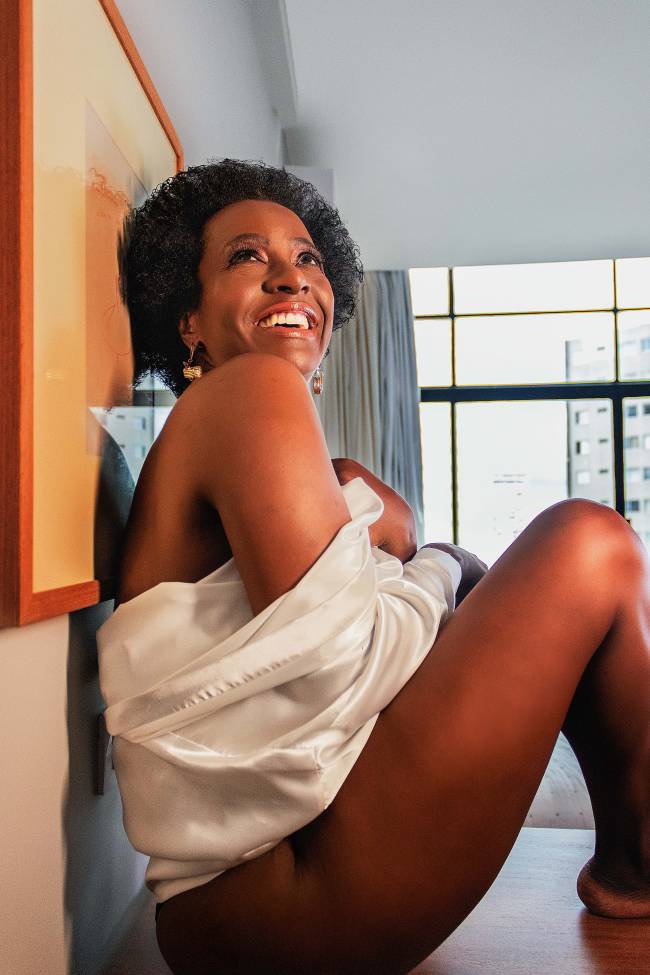 Fotógrafa faz ensaios sensuais gratuitos para mulheres cinquentonas