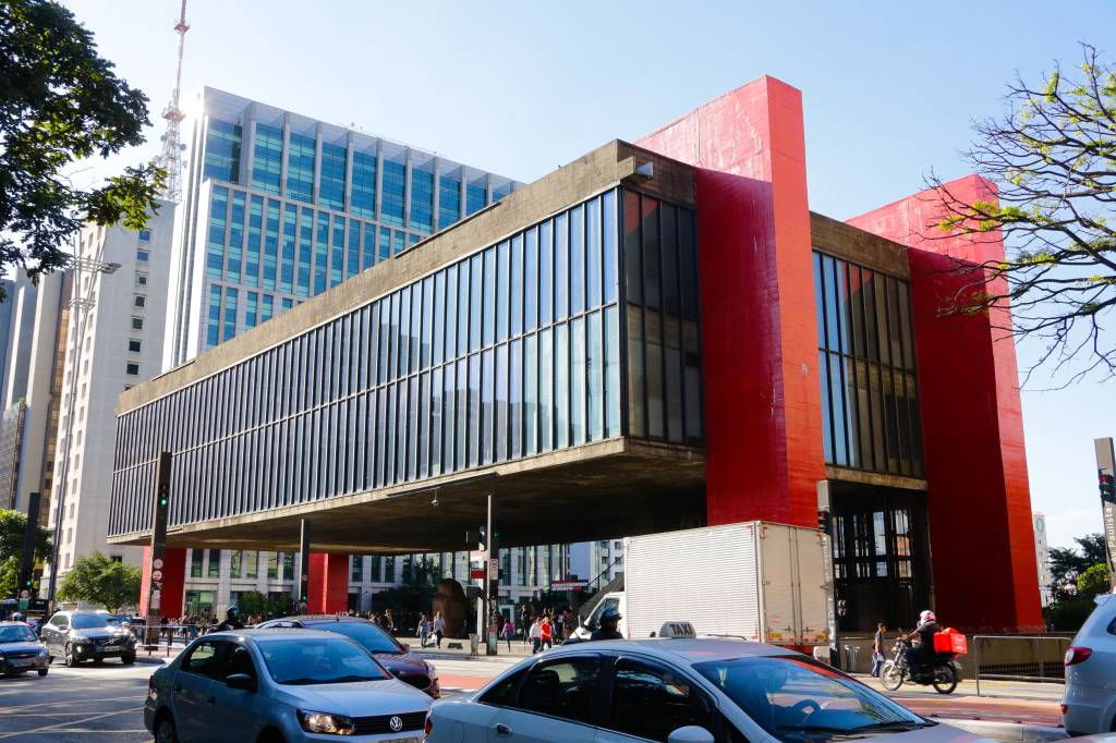 Imagem do Museu de Arte de São Paulo, numa visão onde se pega toda a arquitetura.