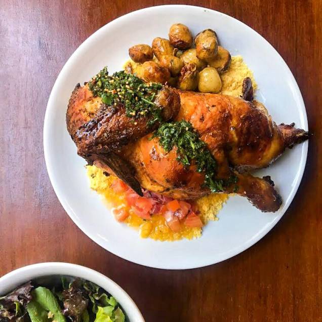 Duo de coxa e sobrecoxa de frango: pele dourada Duo de coxa e sobrecoxa de frango: pele dourada