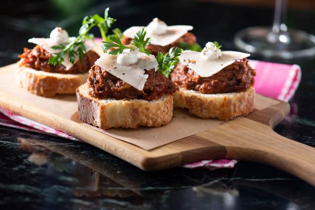 Crostino: torrada com costela bovina, queijo pecorino e salsa Crostino: torrada com costela bovina, queijo pecorino e salsa