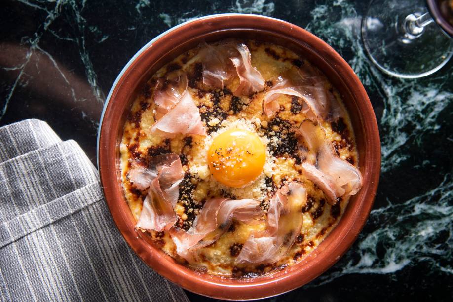 Polenta gratinada com ovo e pancetta: pode levar queijo parmesão ou pecorino