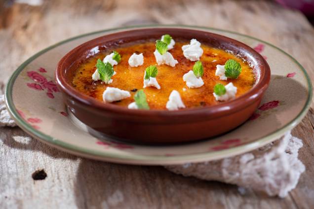 Creme brûlé de goiabada com hortelã: variação do romeu e julieta nacional Creme brûlé de goiabada com hortelã: variação do romeu e julieta nacional