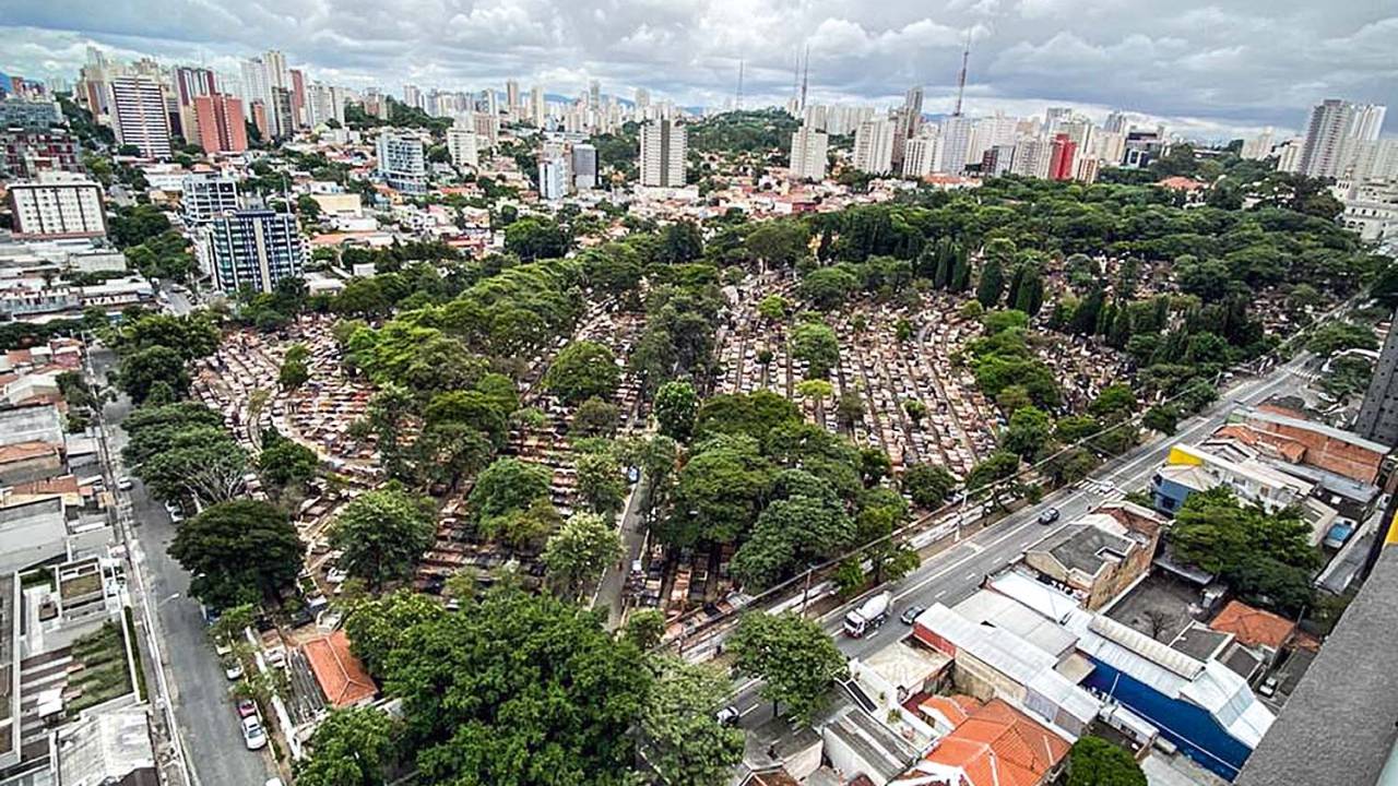 Imagem mostra foto aérea de cemitério