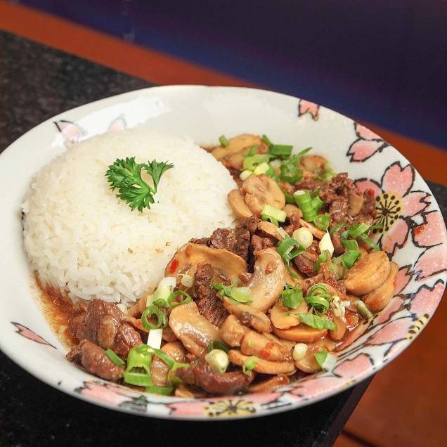 Filé-mignon com molho de ostra, cogumelo-de-paris e cebolinha com arroz: prato executivo