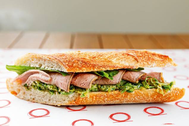 Na baguete: picles de abobrinha com alho, rúcula e rosbife Na baguete: picles de abobrinha com alho, rúcula e rosbife