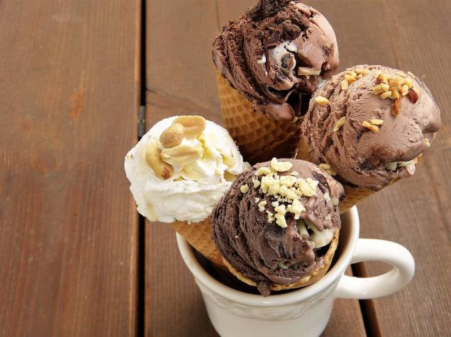 Sorvetes variados: chocolate, chocolate branco, caramelo e macadâmia