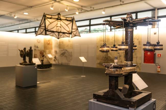 Sala de máquinas e inventos: uma das seções da exposição no Ibirapuera