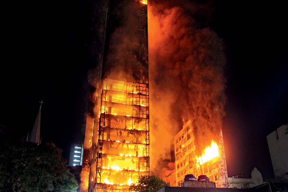 O prédio em chamas, na madrugada de 1º de maio de 2018: ele iria ao chão pouco depois.