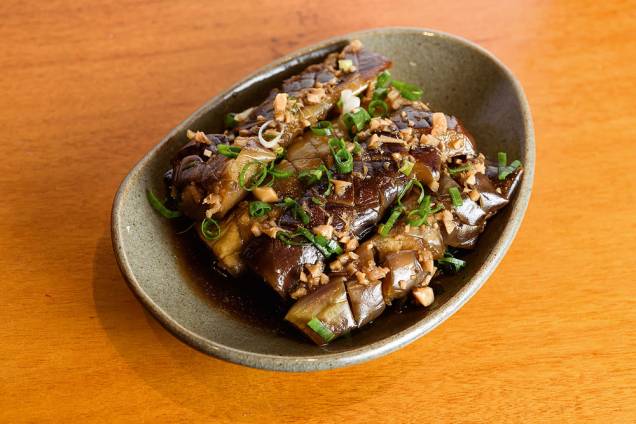 Yaki nasu: berinjela frita ao molho de toque ácido com cebolinha Yaki nasu: berinjela frita ao molho de toque ácido com cebolinha