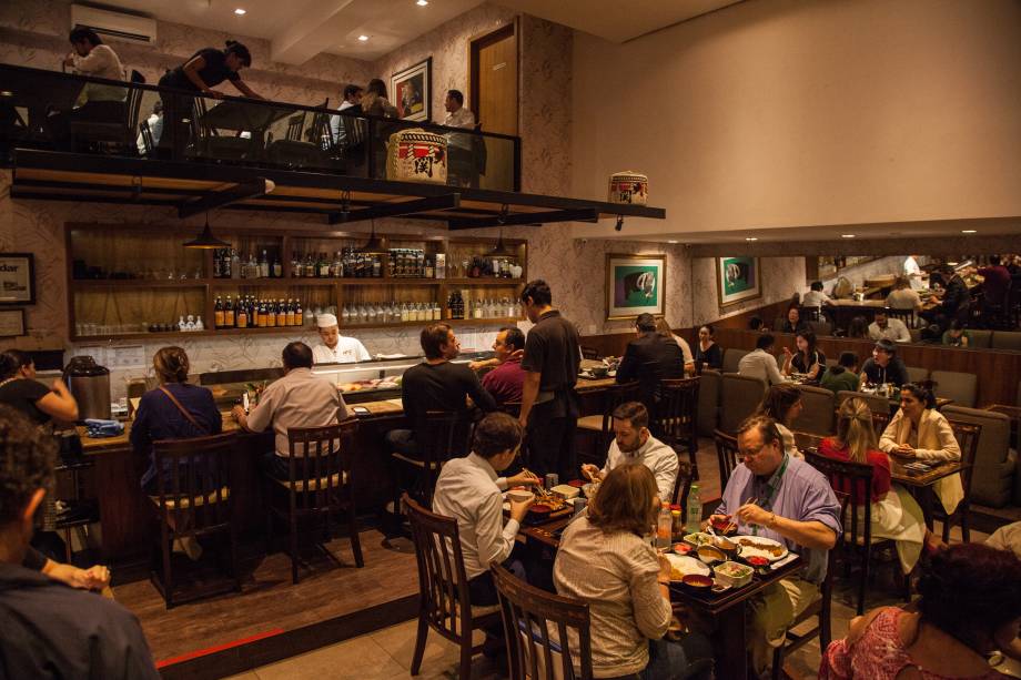 Salão movimentado: balcão é bom para apreciar as pedidas Salão movimentado: balcão é bom para apreciar as pedidas