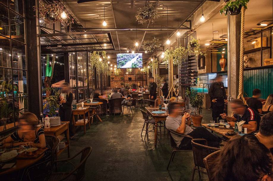 Salão amplo: em frente a uma pracinha Salão amplo: em frente a uma pracinha