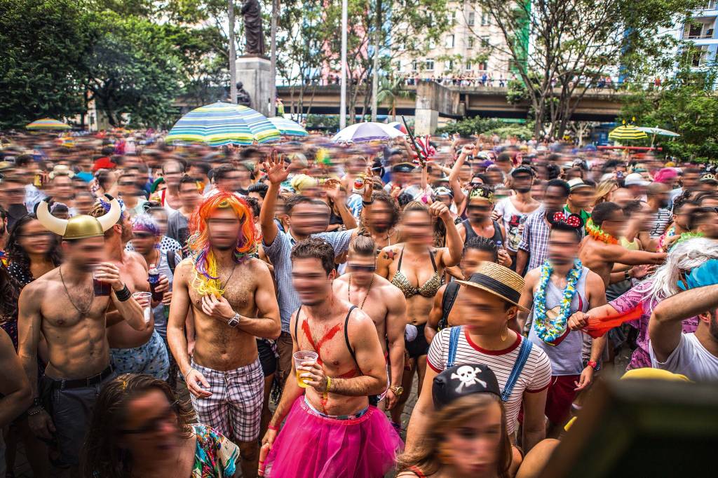 Imagem mostra milhares de pessoas fantasiadas em rua da cidade, durante o carnaval de 2020