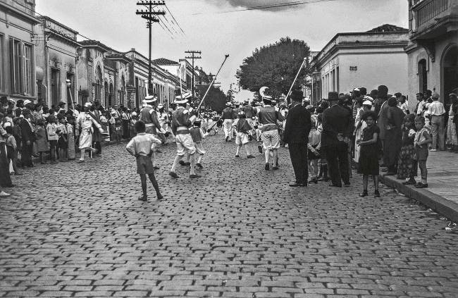 Grupo Carnavalesco Barra Funda, bloco de carnaval desfilando