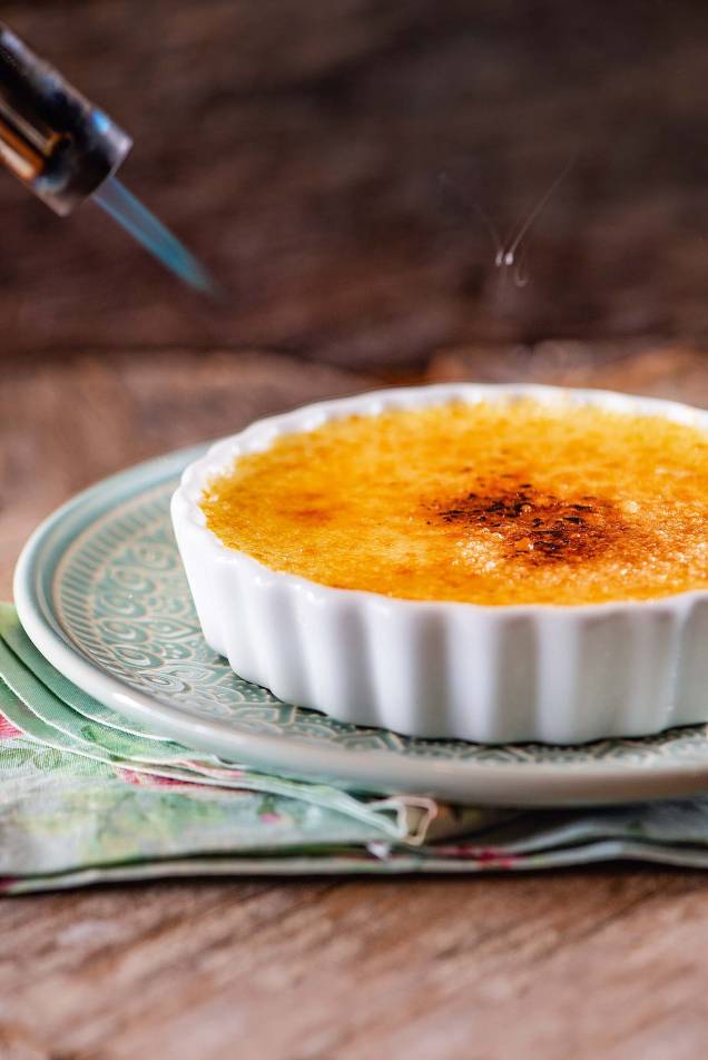 Creme brûlé: casquinha queimada pelo maçarico