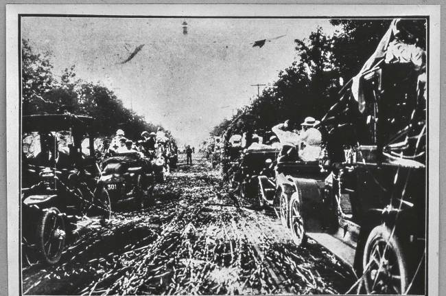 Corso de imigrantes durante o carnaval da Avenida Paulista na década de 1910.