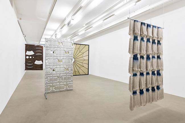 Alexandre da Cunha transforma paraquedas em biombo