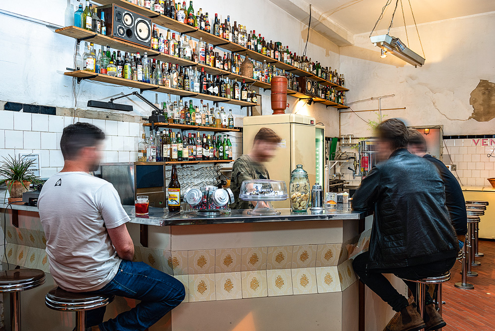 bar & lanches taboão: Peão de obra se apaixona por dono de boteco