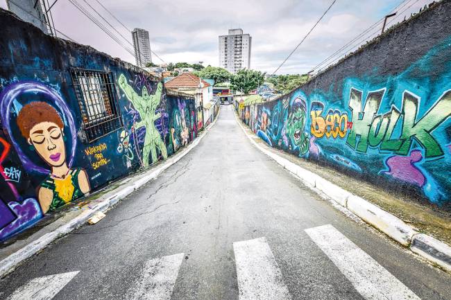 Beco do Hulk, na Zona Leste, exibe mais de quarenta grafites