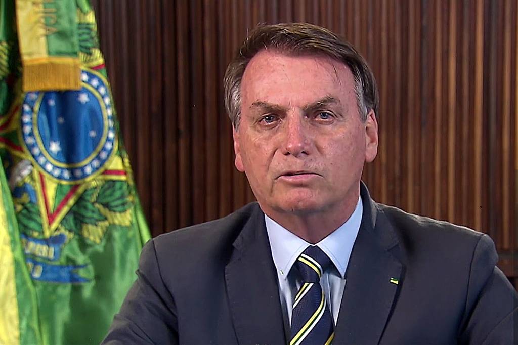 Imagem de Bolsonaro de terno