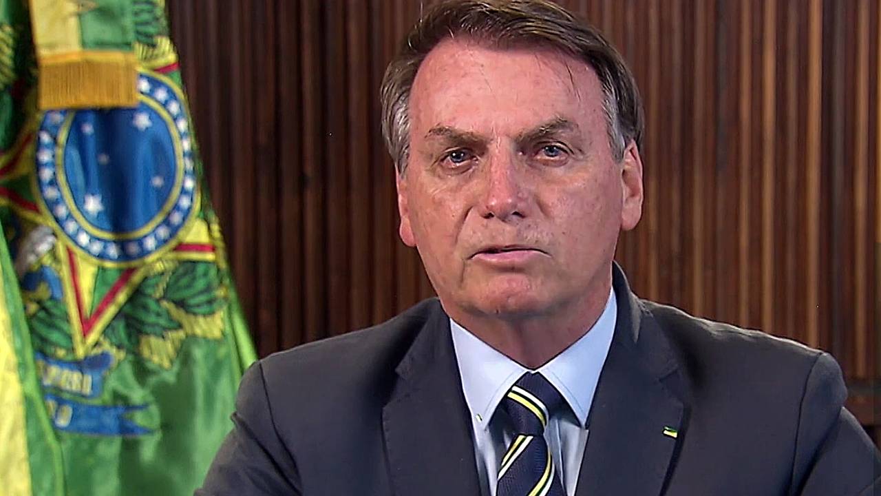 Imagem de Bolsonaro de terno