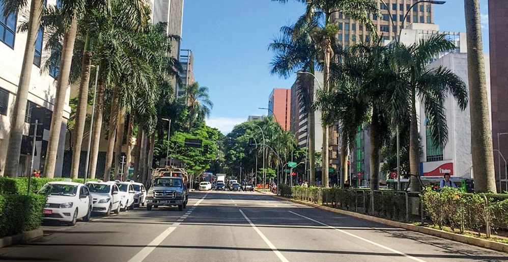 Imagem da avenida Faria Lima com carros e árvores.