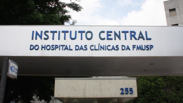 fachada da entrada do instituto central do hospital das clínicas de são paulo