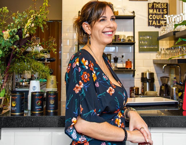 Lak Lobato lança dois livros sobre a vida com surdez