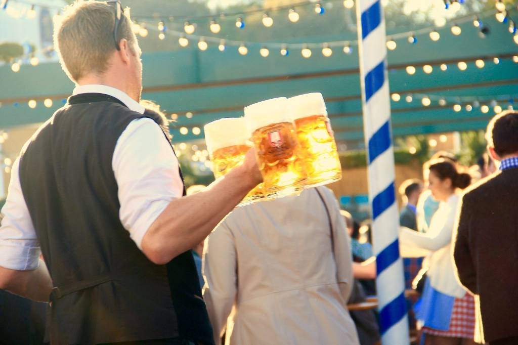 Homem segura carrecas de cerveja em festival
