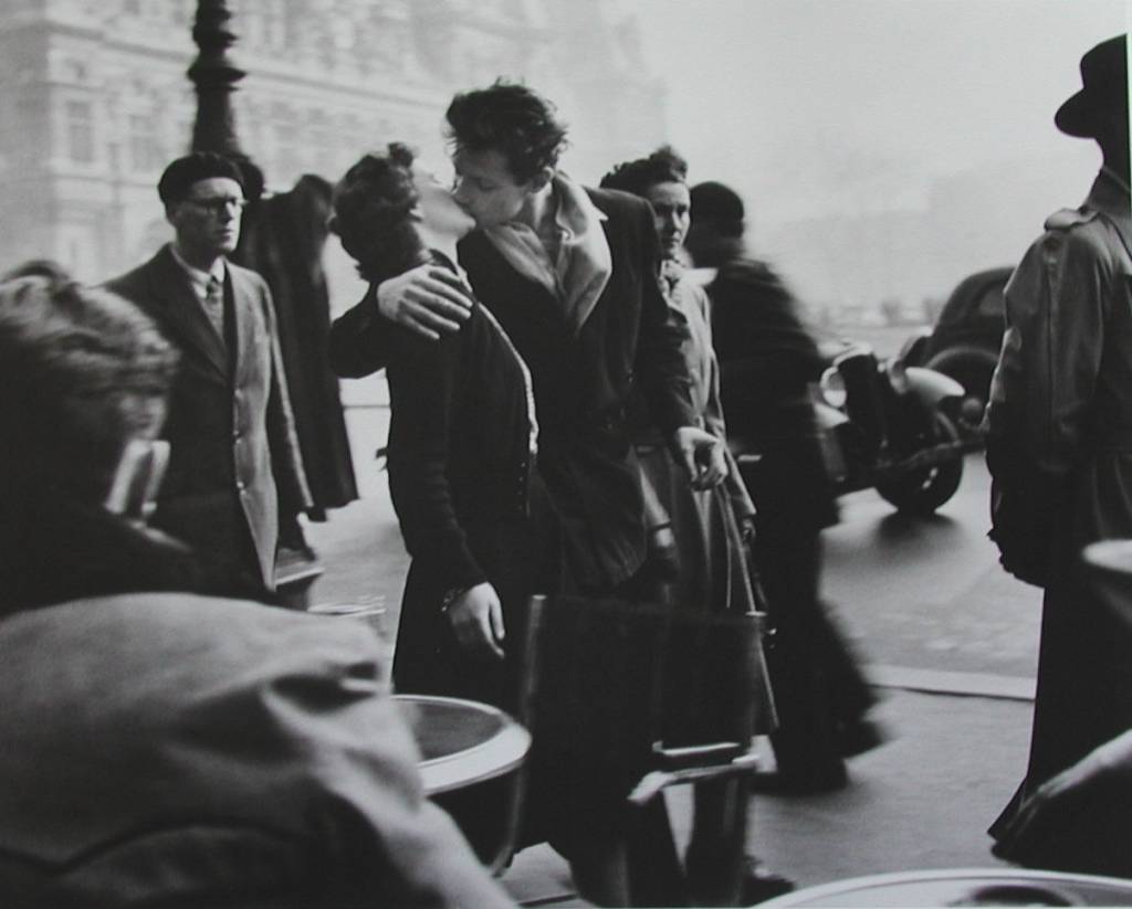 Kiss by the Hôtel de Ville-1950 Kiss by the Hôtel de Ville-1950