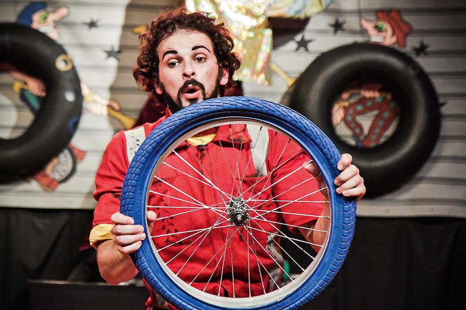 André Grinberg ensina crianças a fazer mágica no Instagram