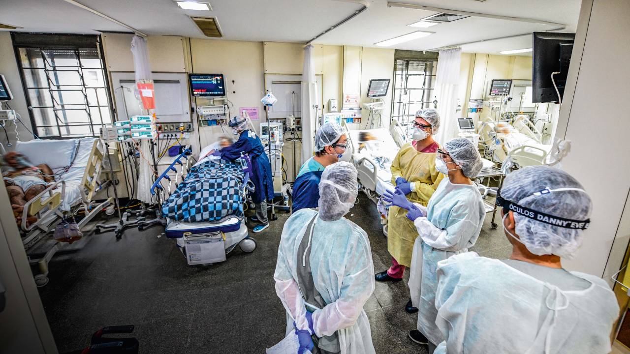 Imagem mostra médicos atendendo a pacientes no Hospital das Clínicas