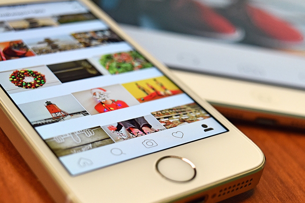 Imagem mostra celular do tipo Iphone com aplicativo do Instagram aberto na tela
