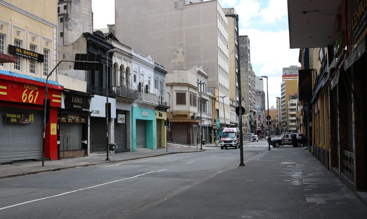 Comércio fechado na rua 25 de Março durante a quarentena