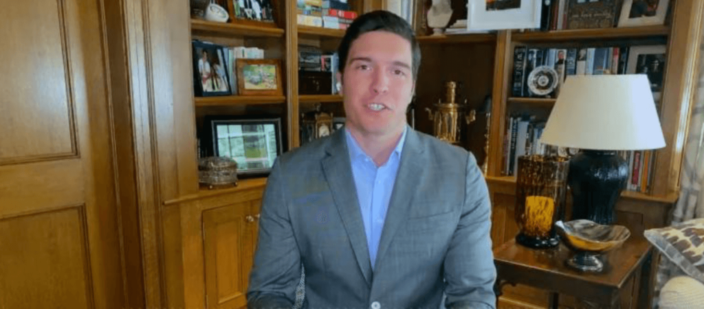 Repórter filho de Christopher Reeve aparece sem calça em noticiário