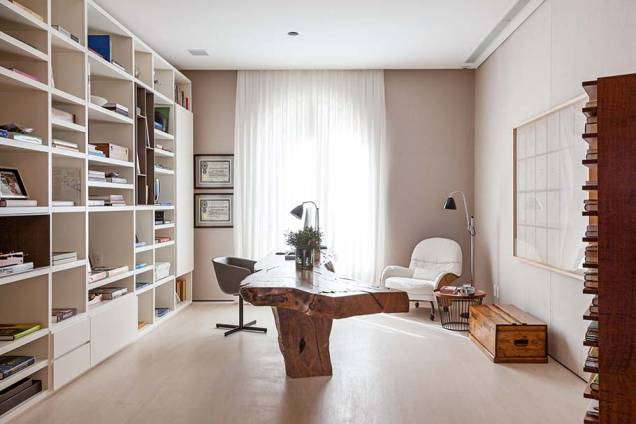 Trabalho em casa: espaço home office privativo, feito por Dado Castello Branco