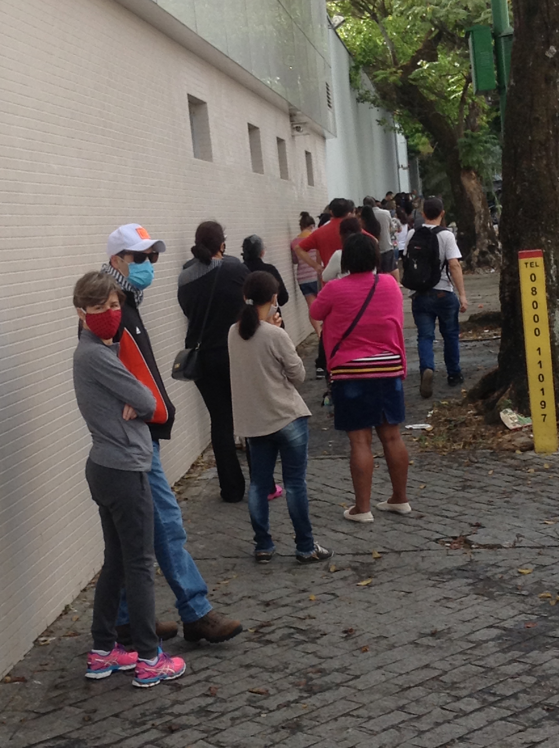 IMG_6927 Clientes fazem fila para entrar em loja na Mooca