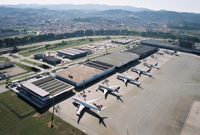 Imagem aérea mostra aeroporto de Guarulhos