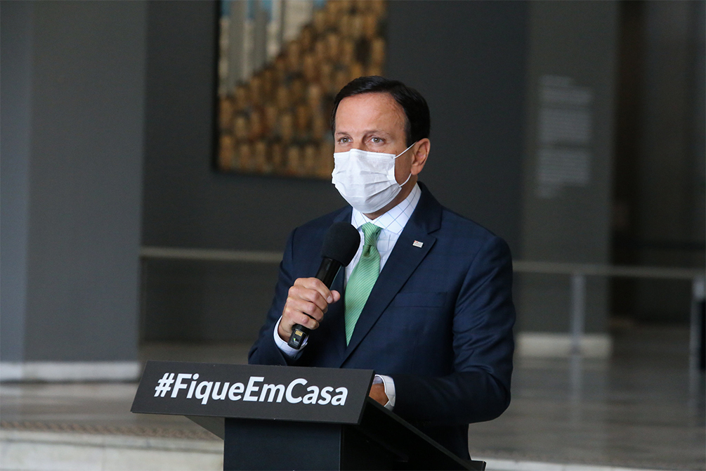 Imagem mostra João Doria de terno e usando máscara durante coletiva de imprensa no Palácio dos Bandeirantes
