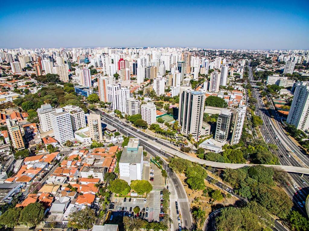 Vista panorâmica de prédios e casa na região da Vila Mariana