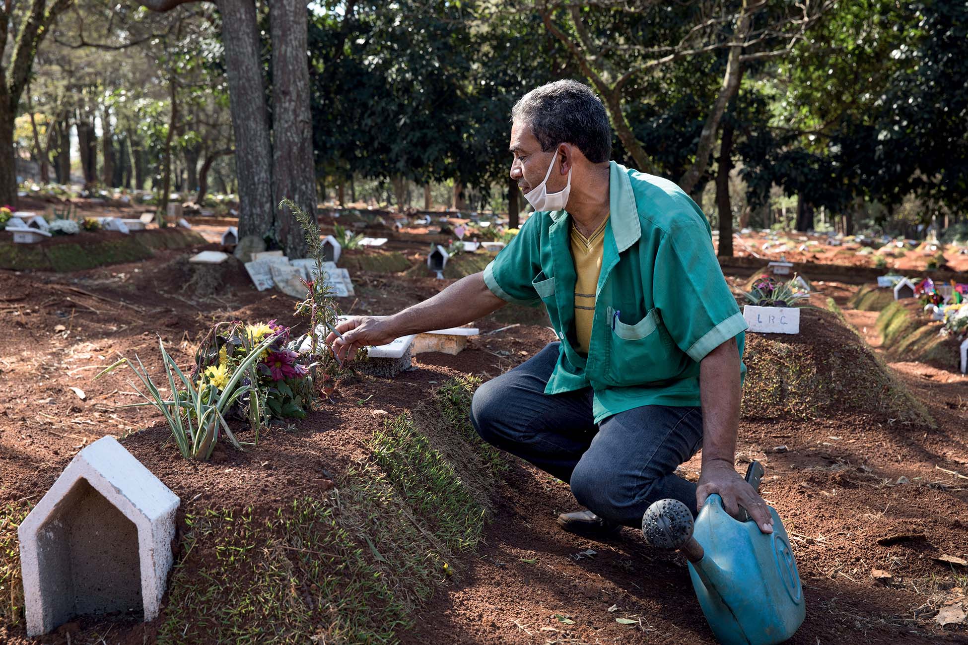 montagem-site-7 Na Vila Formosa, sepultadores fazem um enterro a cada 24 minutos