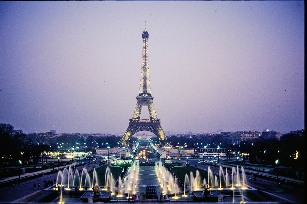 Imagem mostra Torre Eiffel iluminada