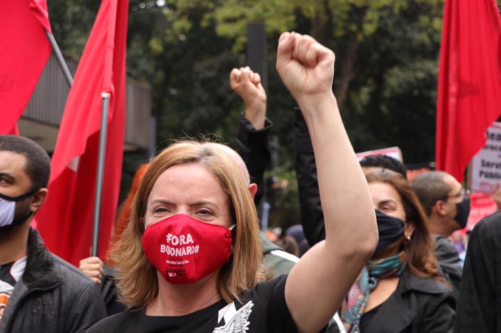 Grupos se manifestam contra e a favor de Bolsonaro