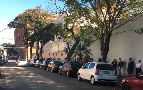 Fila para entrar em loja dobra a esquina na Mooca