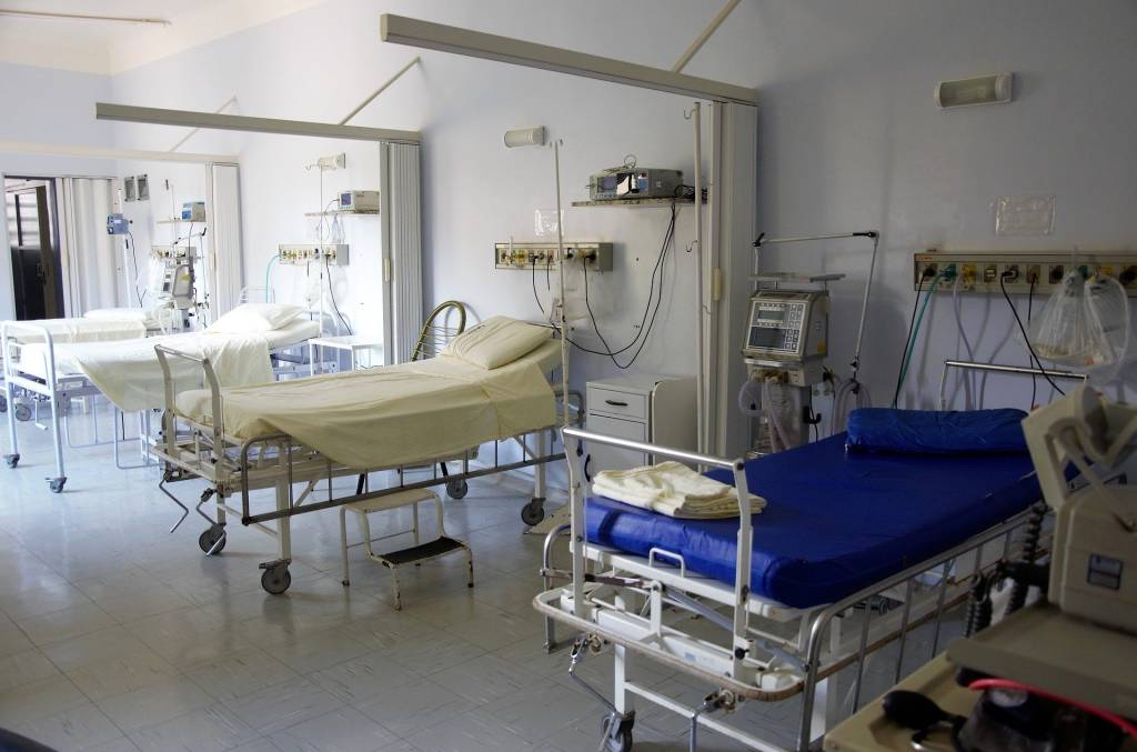 Imagem mostra dois leitos em hospital