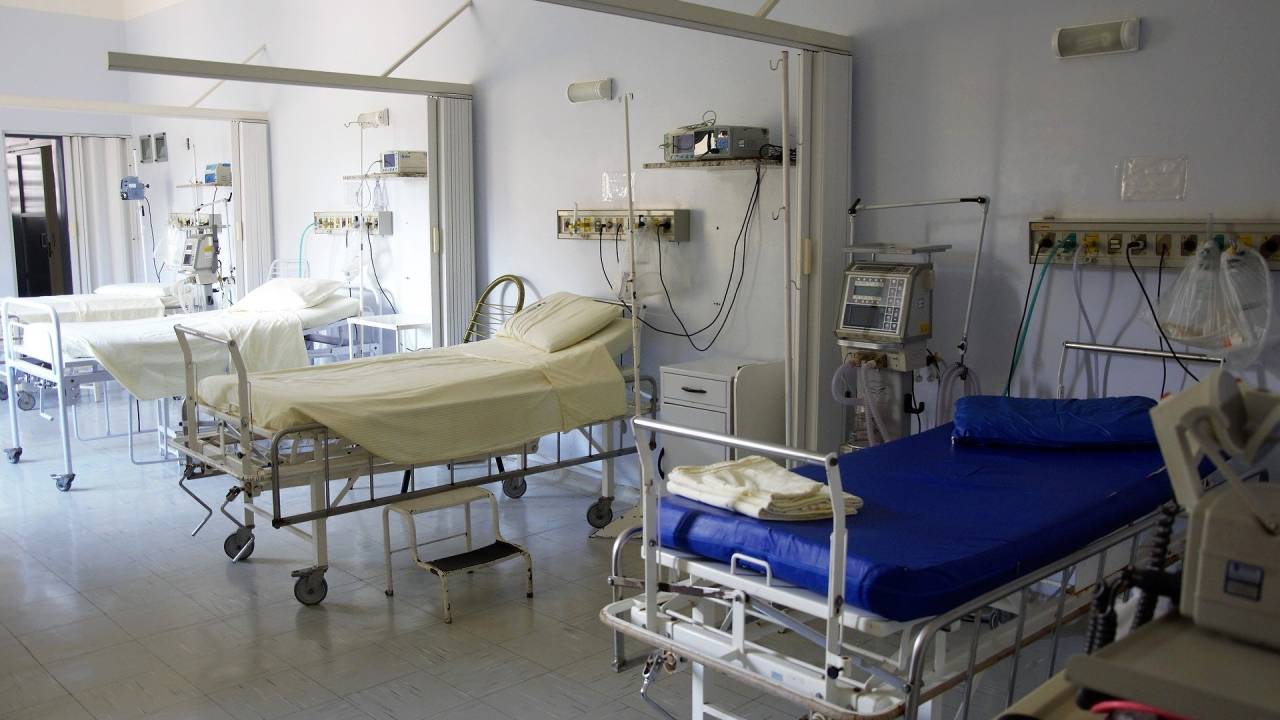Imagem mostra dois leitos em hospital