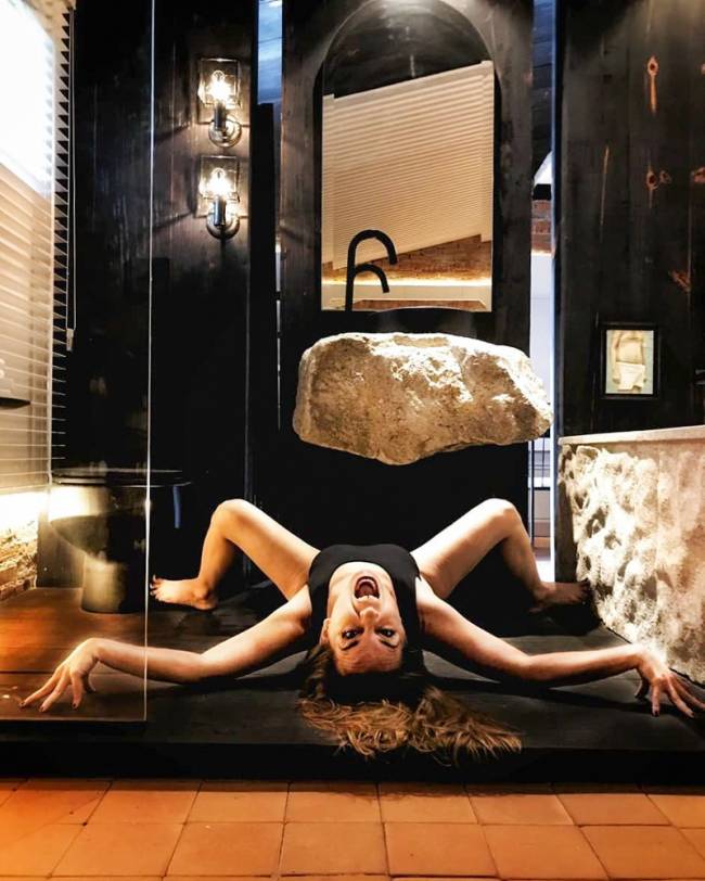 Projeto reúne fotos de jornalista em posturas de ioga feitas nos banheiros de mostras como a CasaCor.