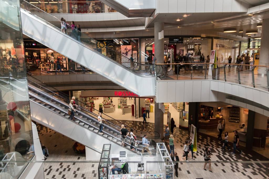 Visão geral de shopping com escadas rolantes
