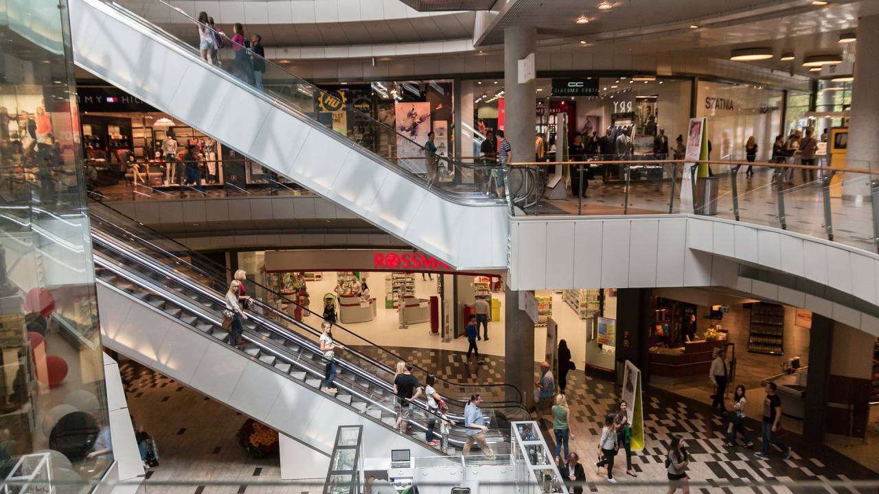 Visão geral de shopping com escadas rolantes
