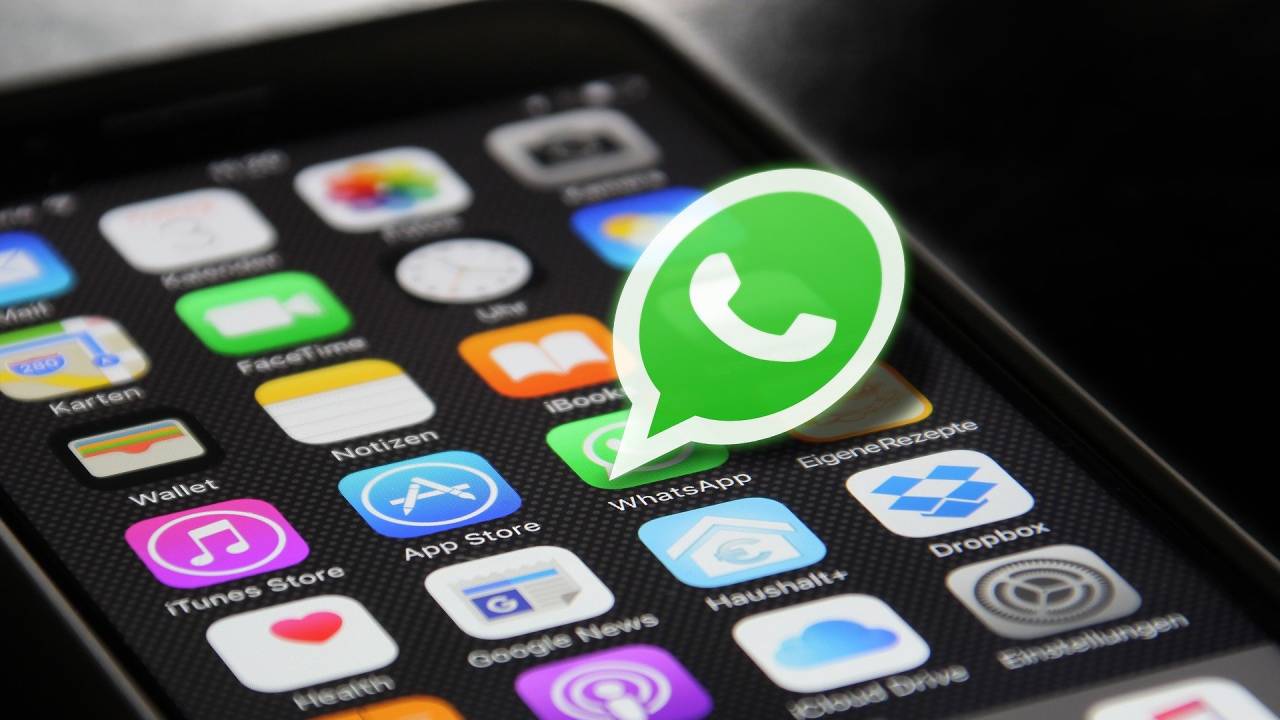 Imagem mostra logo do WhatsApp em iPhone
